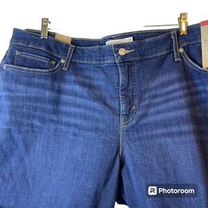 Levis Women's Denim Shorts Sz 24W Mid Length Mid‎ Rise Whiskering Rolled Hem NWT